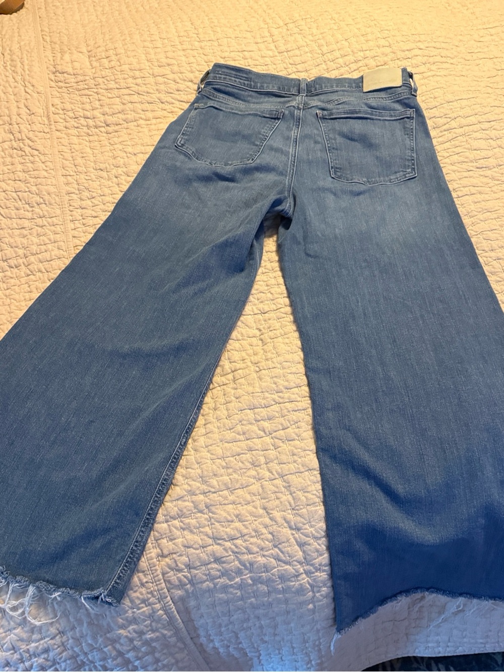 Citizens Of Humanity Wide-Leg Frayed Hem Jeans in Medium Blue